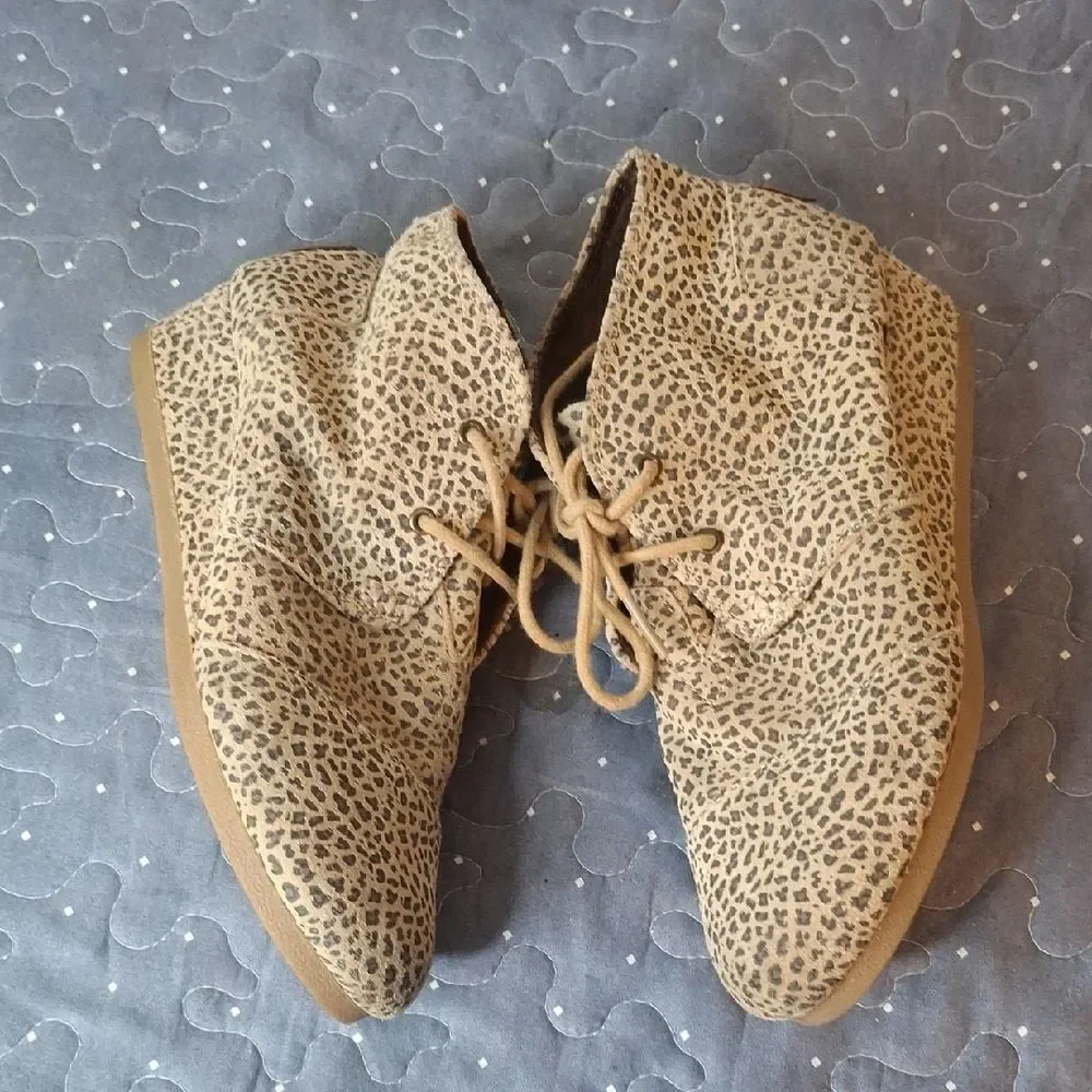 Toms stylish leopard
